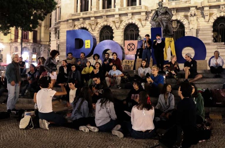 Manifestantes reunidos na noite de sexta-feira na Praça Humberto Delgado, no Porto.