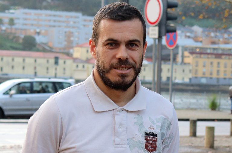 Aos 40 anos, Arnaldo Pereira continua a jogar futsal.