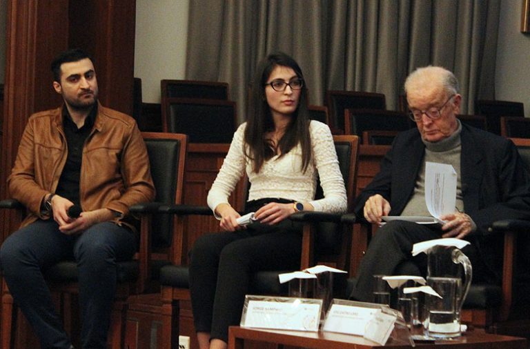 Estudantes sírios sentados ao lado do ex-Presidente da República Jorge Sampaio.