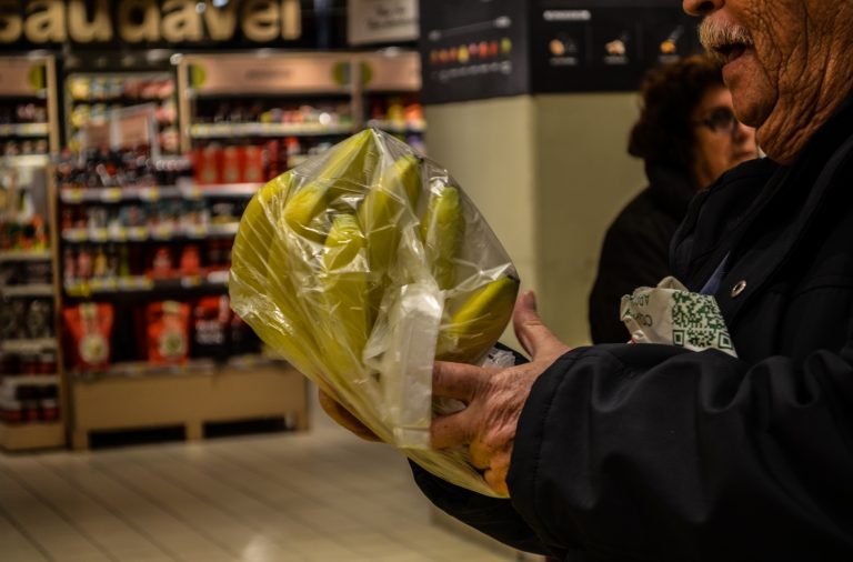 Consumo dos sacos de plástico abrandou desde que foi implementada a lei do pagamento de 0,10 cêntimos por saco.