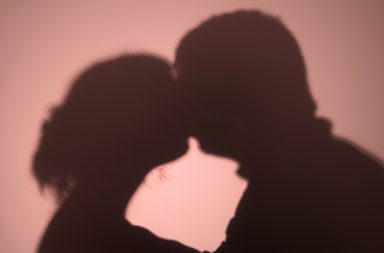 Neste Dia Mundial do Beijo não se sente um toque; não se trocam beijos devido ao isolamento imposto pela pandemia