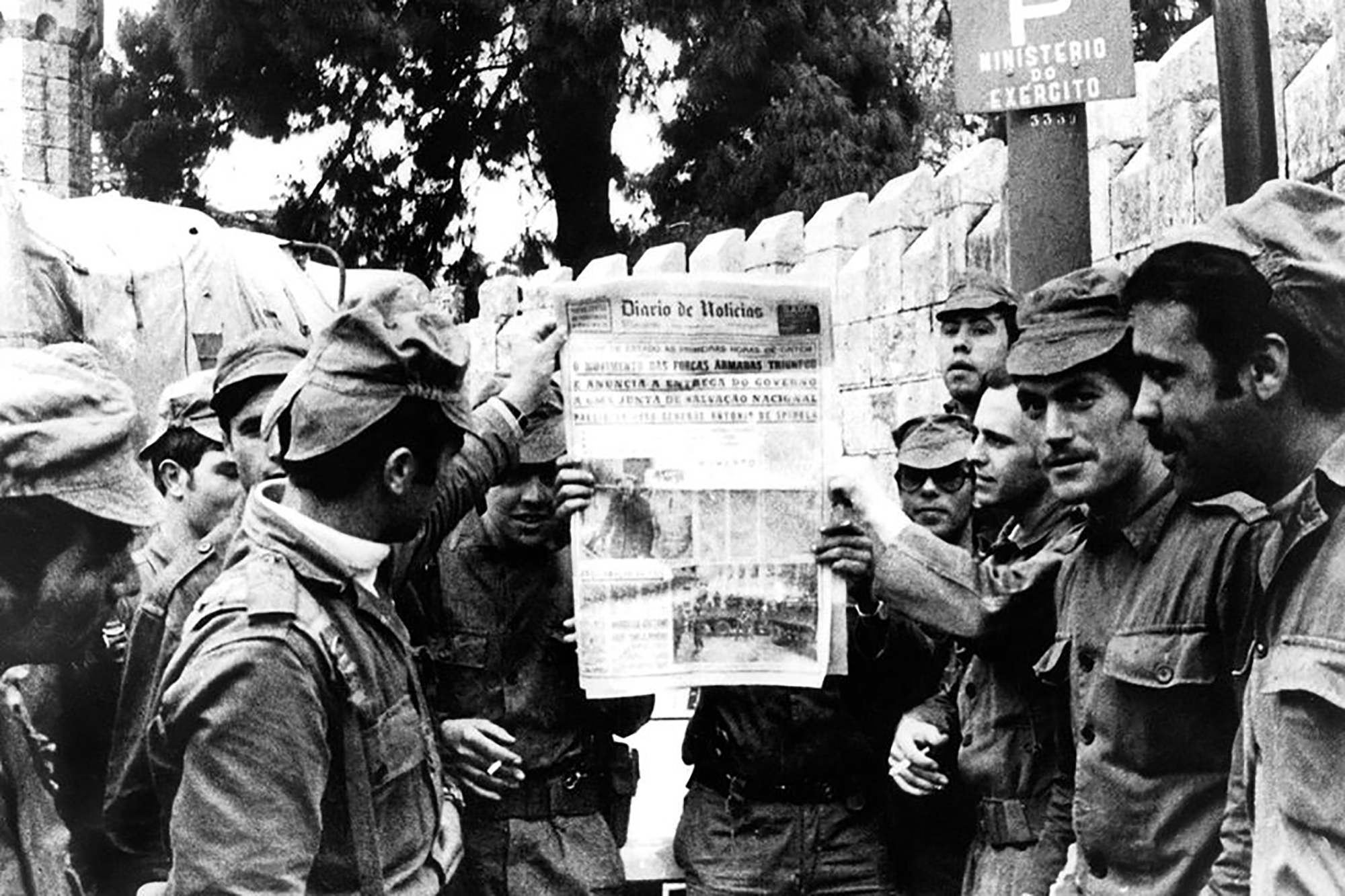 Militares exibem cópia do "Diário de Notícias", nas primeiras horas da manhã.