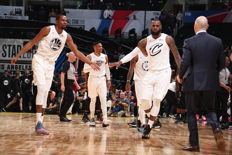 Kevin Durant (esquerda) e LeBron James (direita) são os capitães das suas respetivas equipas.