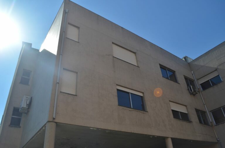 O edifício situa-se no número 2 da viela da Carvalhosa, em Cedofeita.