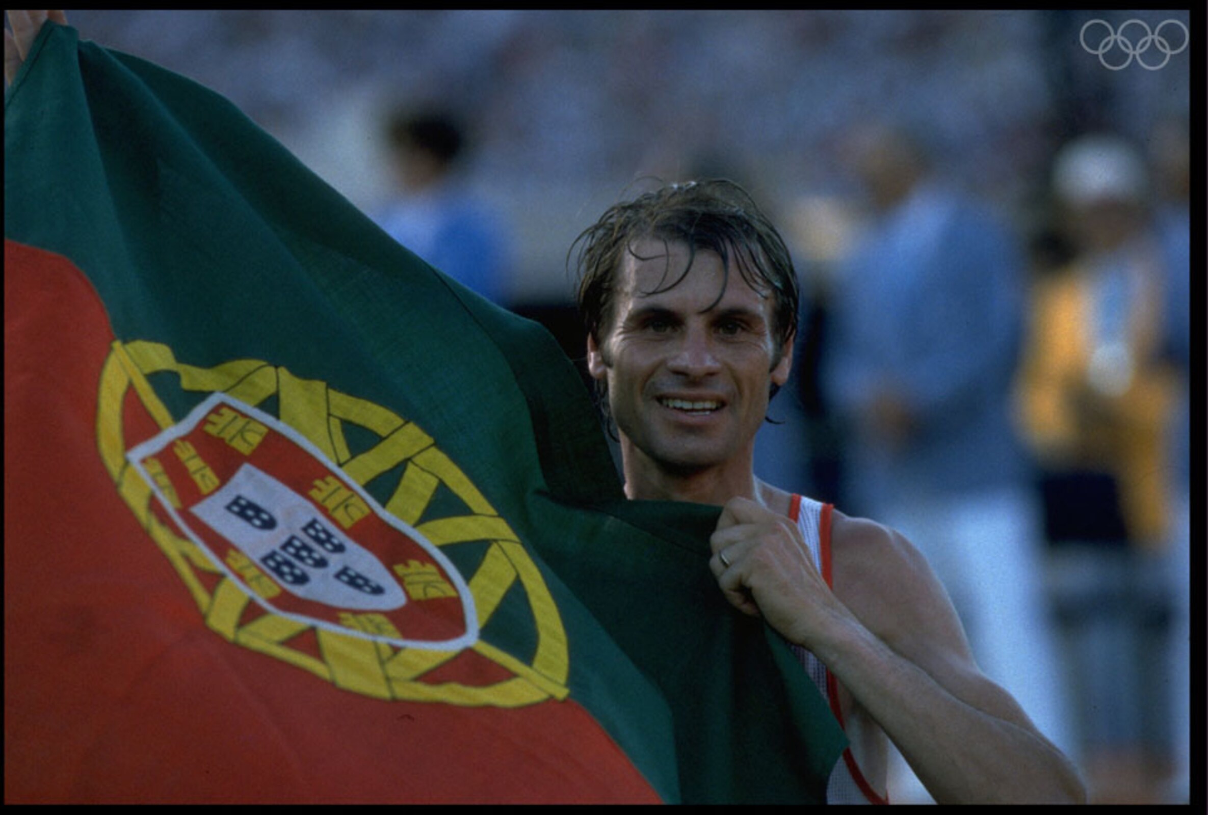 O triunfo do atleta português Carlos Lopes deu a Portugal a primeira medalha de ouro olímpica.