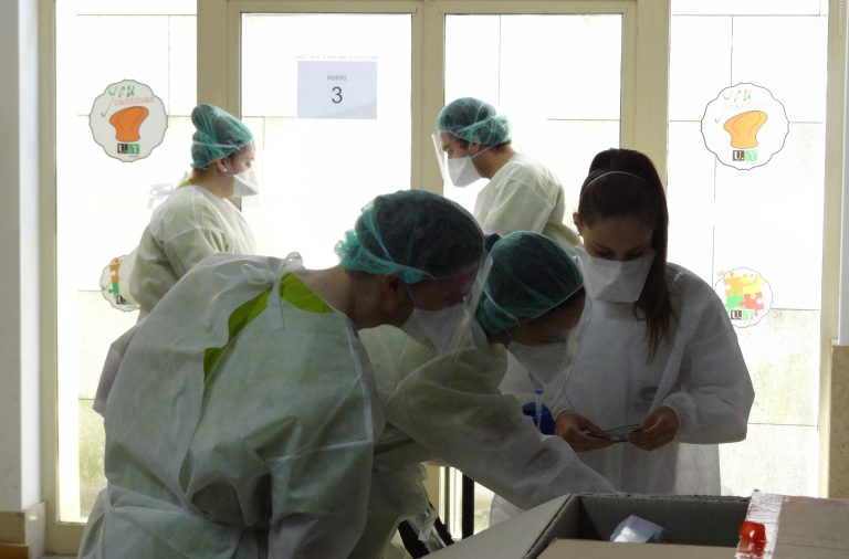 Na FMUP, estudantes de Medicina recolhem amostras para os testes à Covid-19.