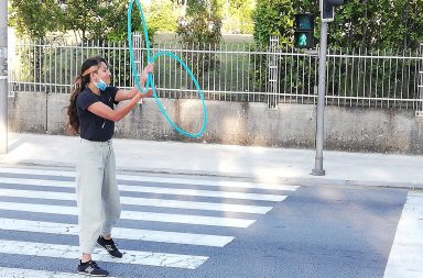 Ana Carolina atua nos semáforos para pagar os estudos.