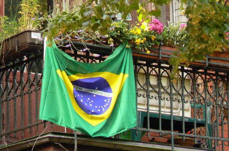 bandeira do Brasil pendurada numa varanda.