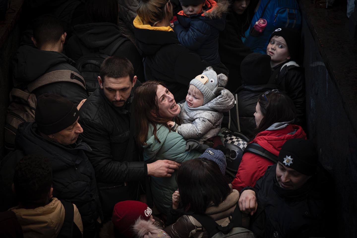 Ucrânia: “As pessoas vão fazer de tudo para sobreviver”. O retrato de um fotojornalista português no meio da guerra