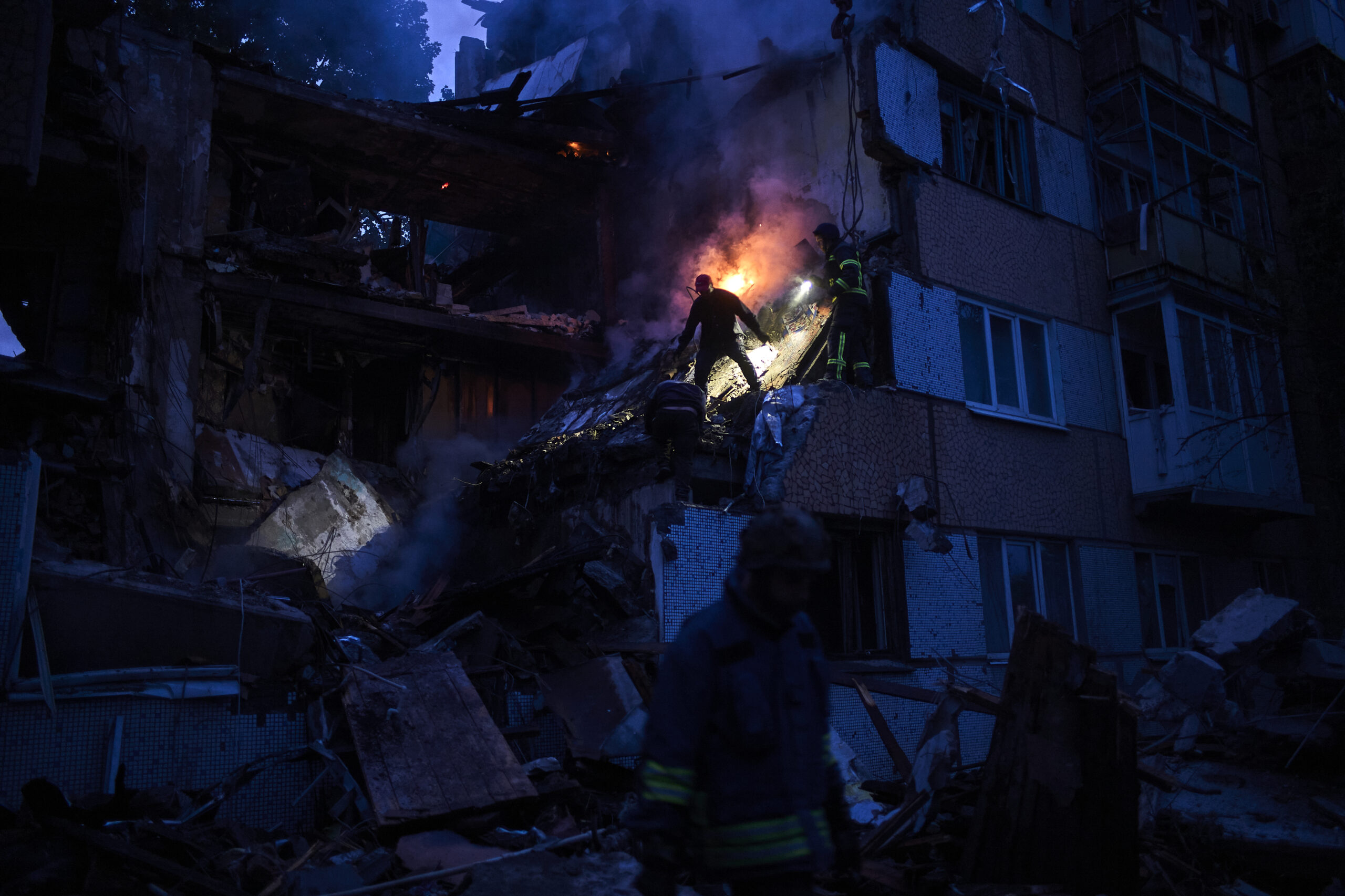 Bombeiro num prédio destruído por bombardeamento