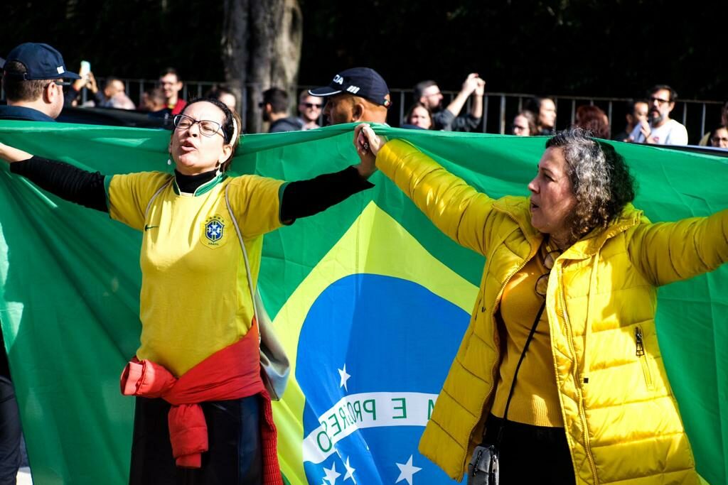 manifestantes com bandeiras do brasil