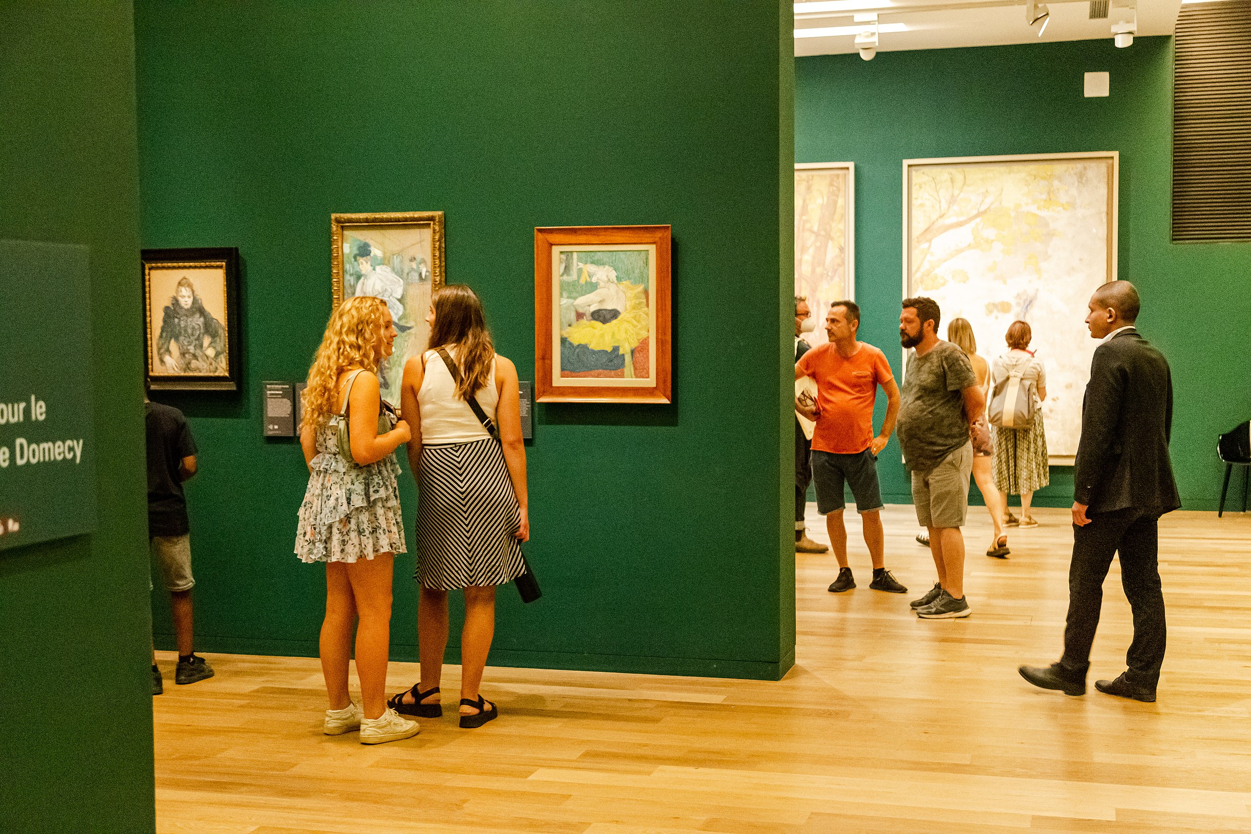 pessoas no museu d'orsay a ver quadros