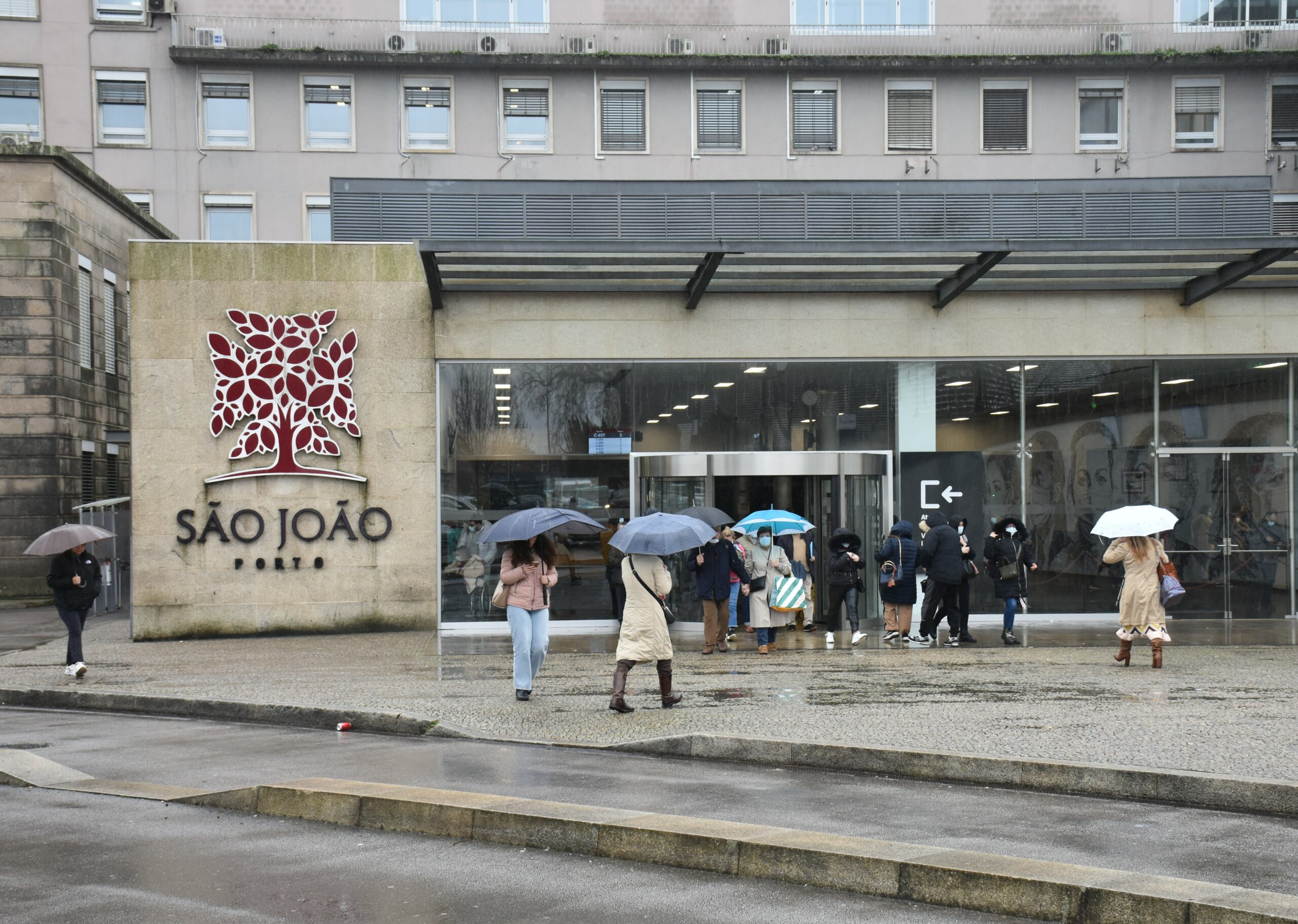 Fachada do Hospital de São João, com entrada e saída de utentes