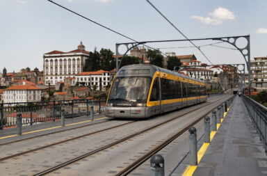 Carruagem do metro sobre a Ponte Dom Luís, no Porto