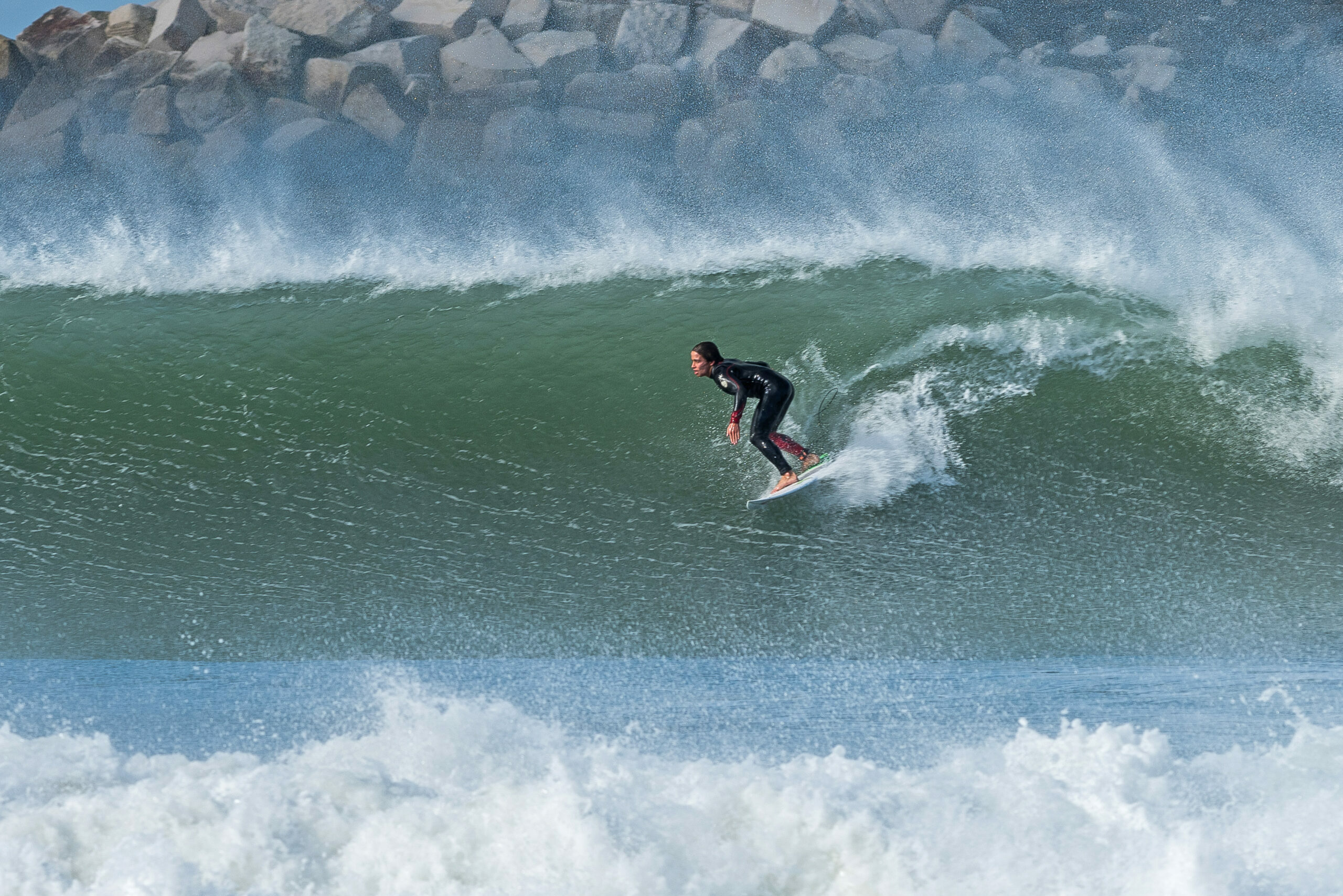surfista surfa uma onda