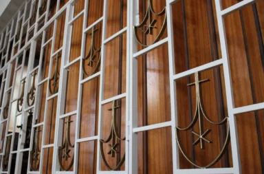 grades que protegem a porta de entrada do Convento Carmelita