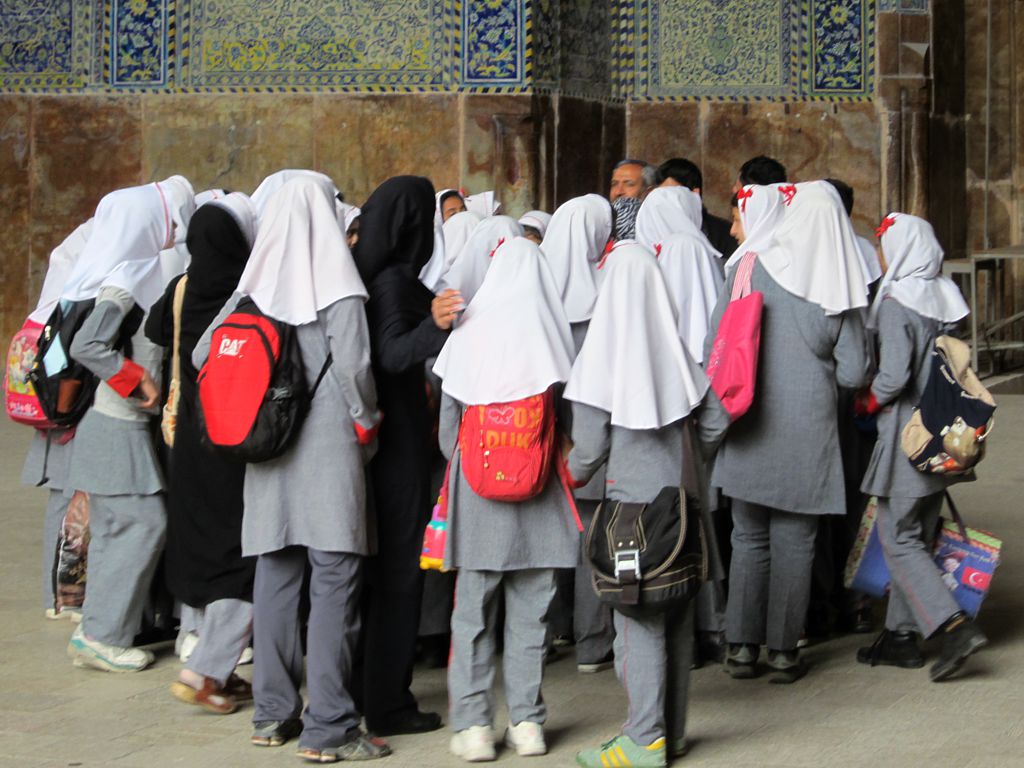 grupo de alunos com hijab vistas de costas