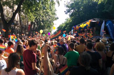 Manifestantes do Budapeste Pride vistos de costas