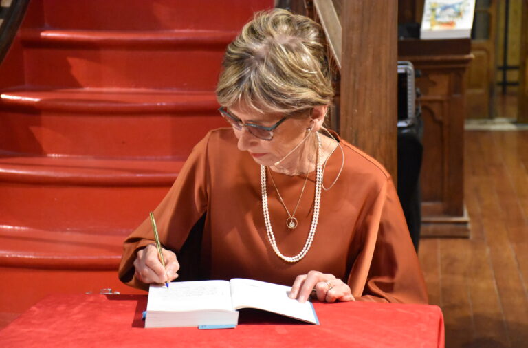 A escritora Pilar del Rio assina um livro na Livraria Lello