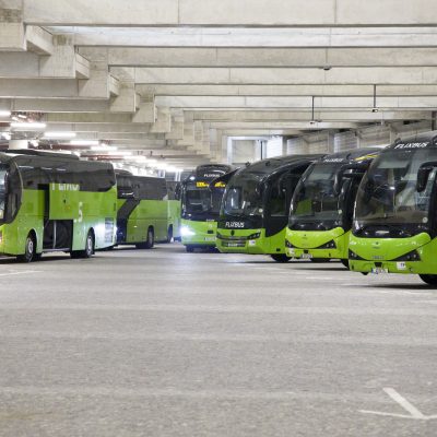 Autocarros parcados no interior da gare do Terminal Intermodal de Campanhã