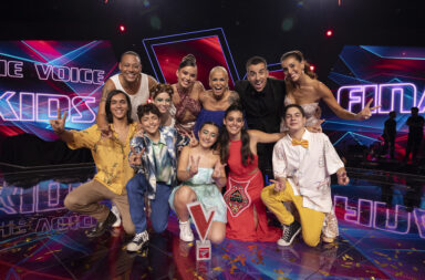 Os finalistas, mentores e apresentadoras da quarta temporada do “The Voice Kids Portugal”.