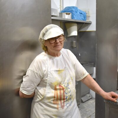 Dona Amélia é a pasteleira "mais antiga" da confeitaria. Foto: