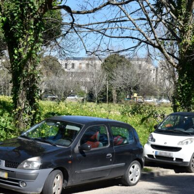 Carros estacionados junto ao parque encerrado